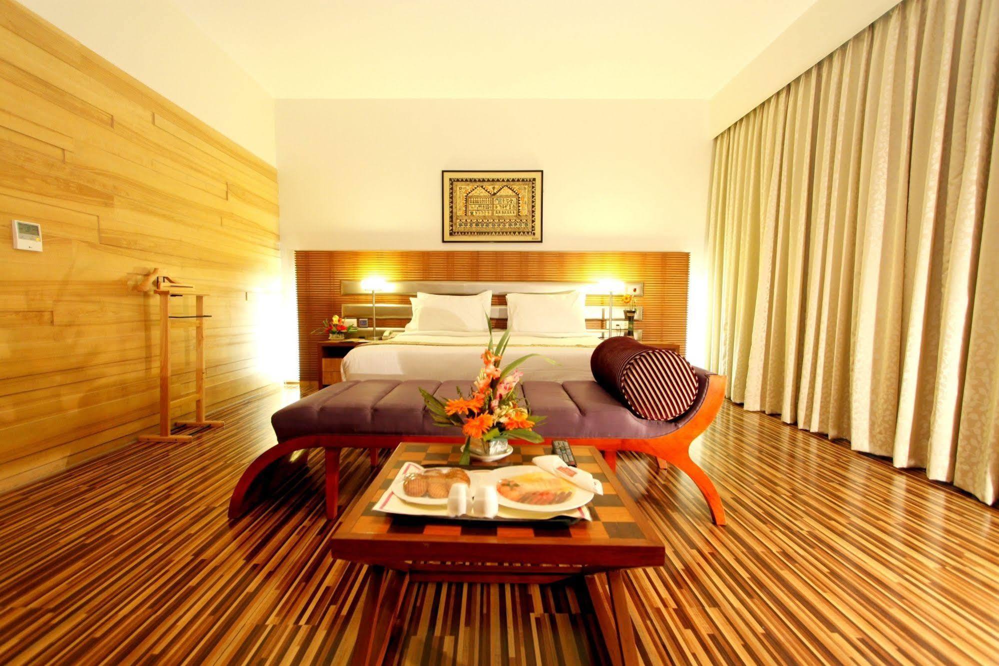 St Laurn Koregaon Park Pune Esterno foto